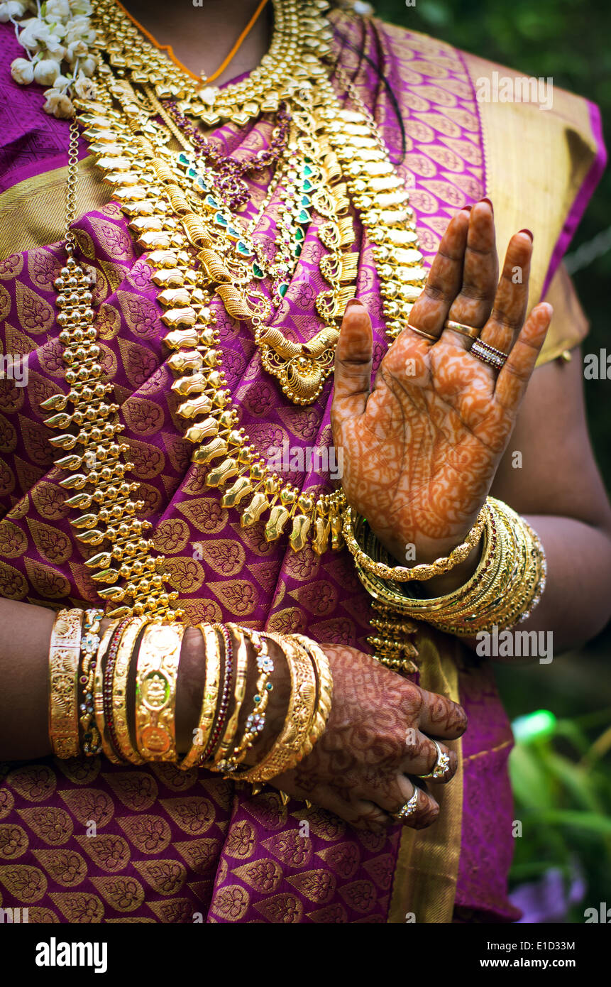 Die Hände eines indischen Braut geschmückt mit Schmuck, Armreifen und mit Henna bemalt Stockfoto