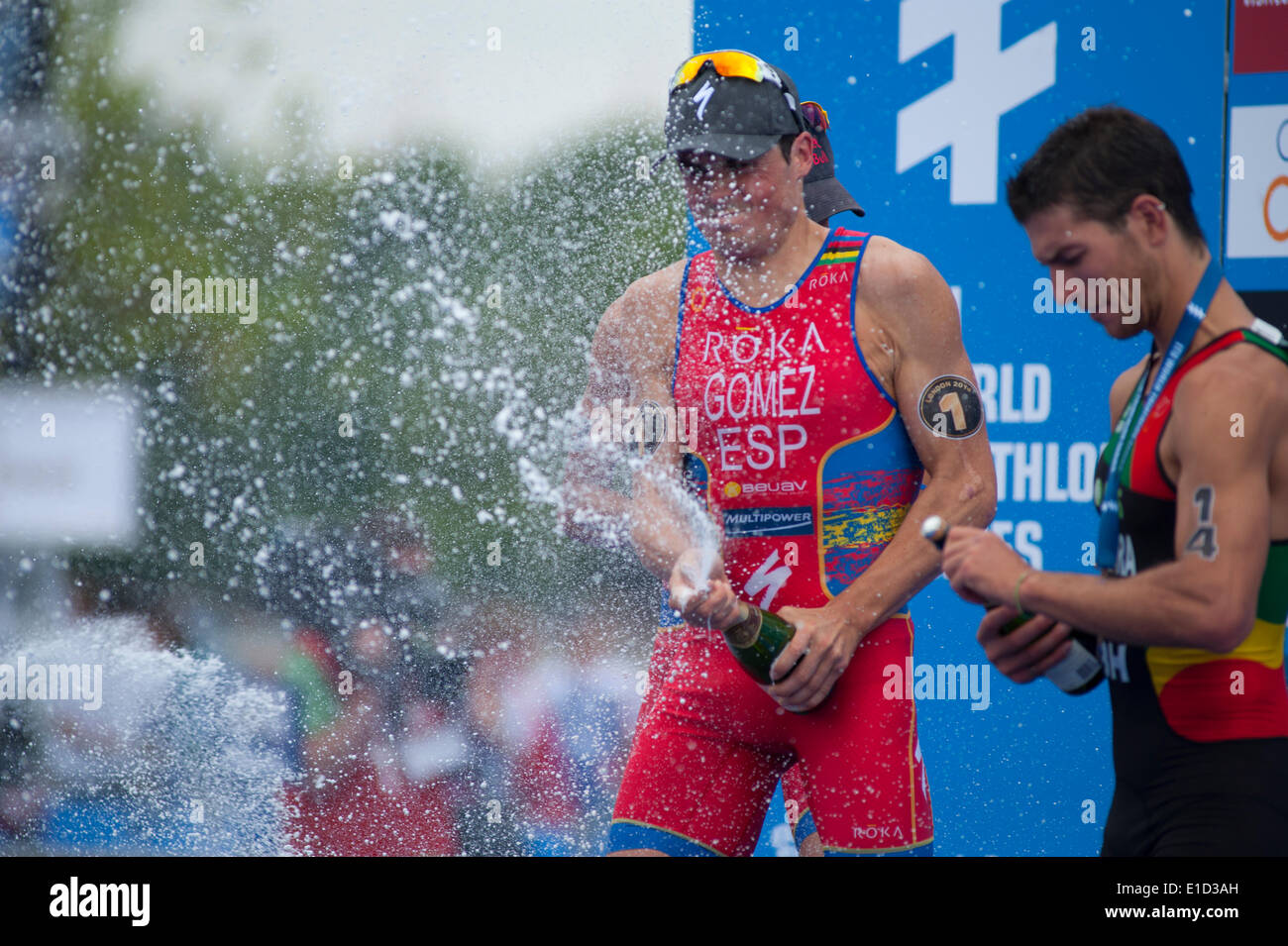 Hyde Park, London UK. 31. Mai 2014. Triathlet Javier Gomez Noya (ESP) bleibt insgesamt 2014 Führer, bei der Siegerehrung des Rennens PruHealth World Triathlon ITU Elite Herren. Bildnachweis: Malcolm Park Leitartikel/Alamy Live-Nachrichten Stockfoto