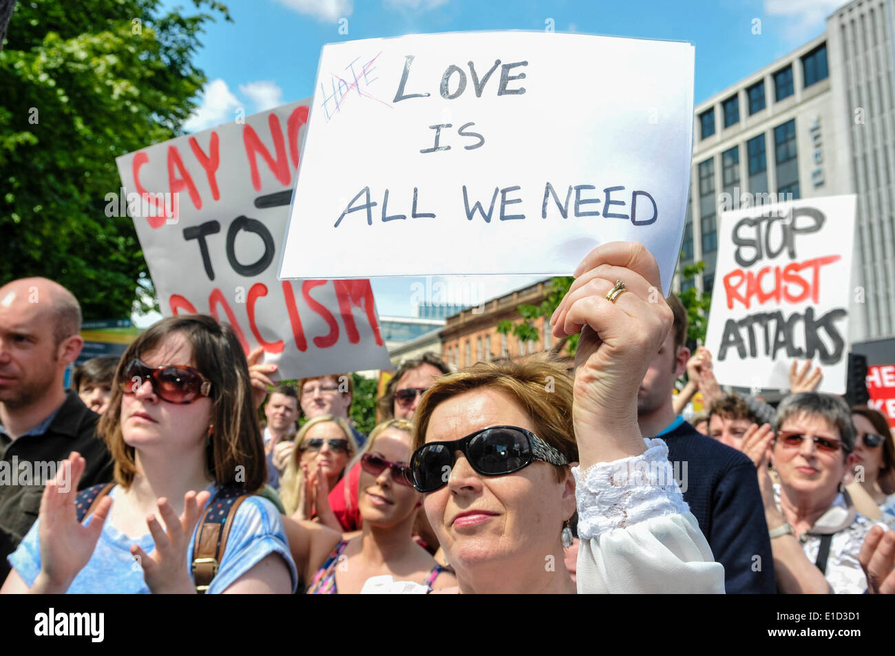 Belfast, Nordirland. 31. Mai 2014 - eine Frau hält ein Plakat, die sagen: "Liebe ist alles was wir brauchen" Credit: Stephen Barnes/Alamy Live News Stockfoto