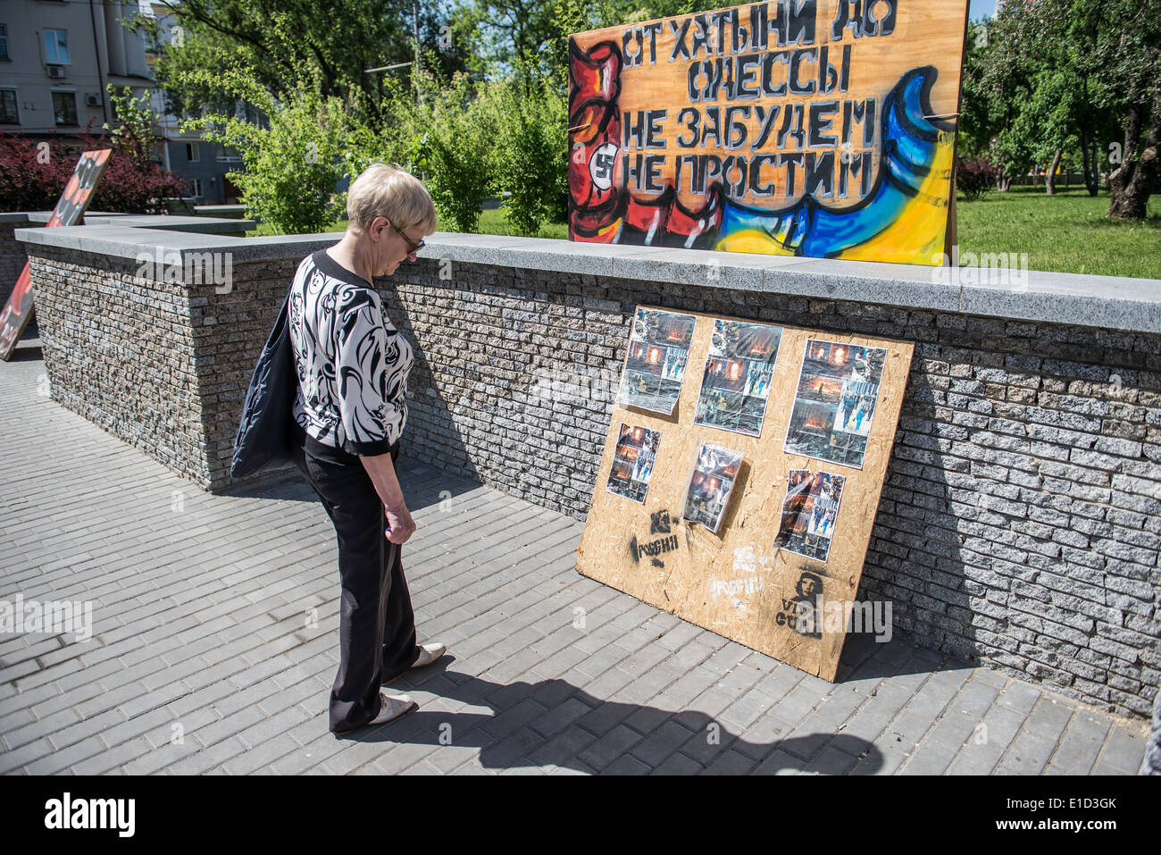 Bilder vor der Gebietsverwaltung Donezk Gebäude besetzt von den Anhängern der Donezk Volksrepublik Republik Ukraine Stockfoto