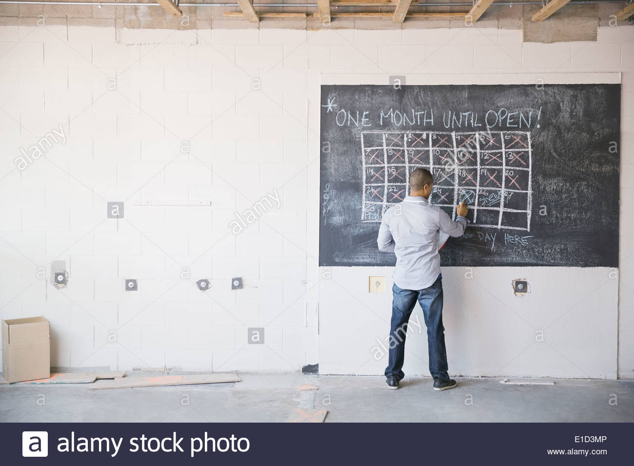 Business Owner bei Blackboard Kalender im neuen Büro Stockfoto