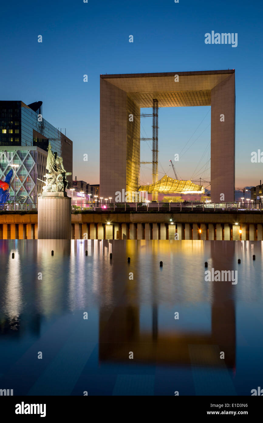 Der große Bogen und moderne Gebäude von La Défense, Paris Frankreich Stockfoto