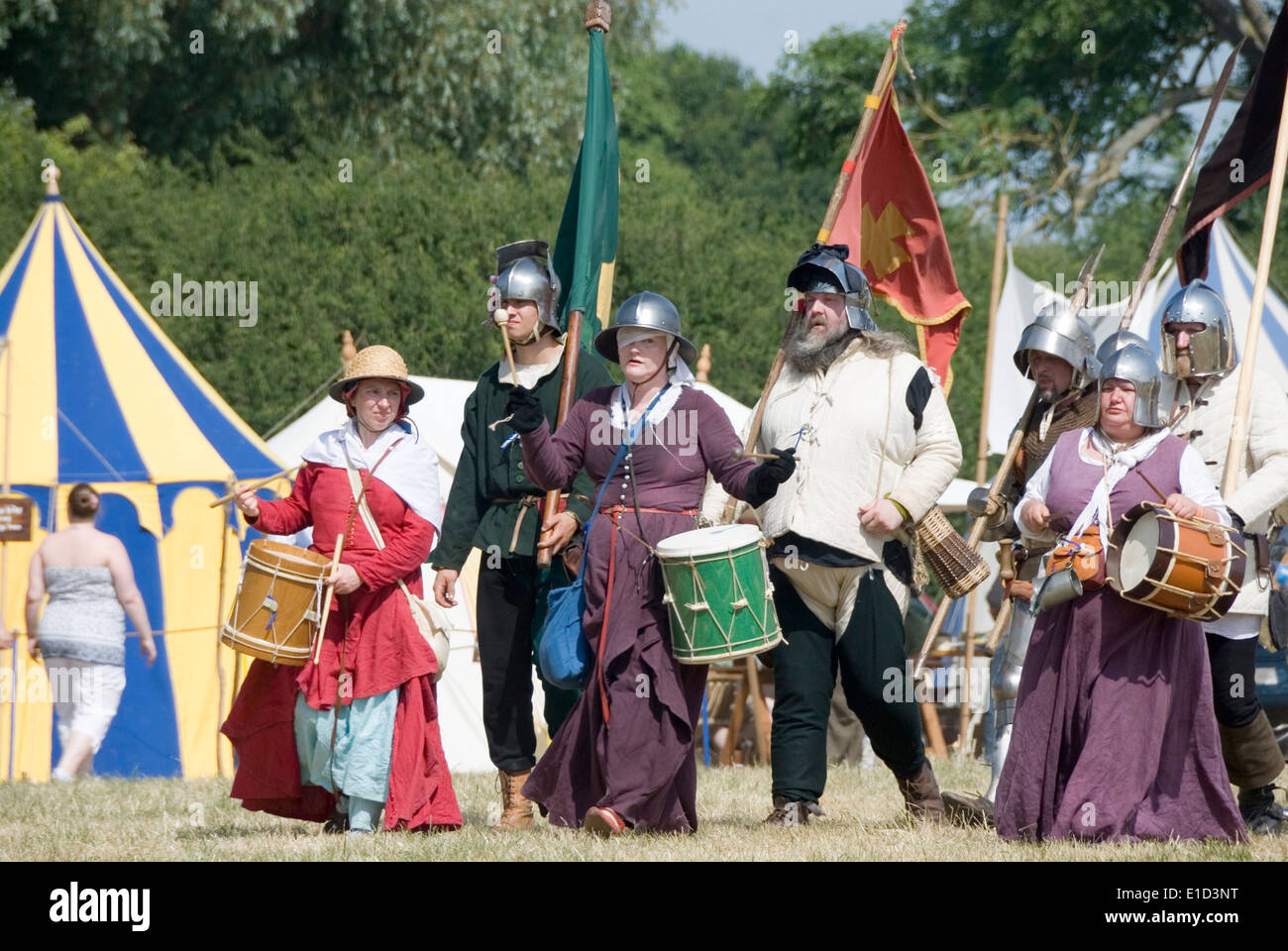 Tewkesbury Mittelalterfest, Gloucester UK Juli 2013: weibliche Trommler führen die Soldaten im März in den Krieg Stockfoto