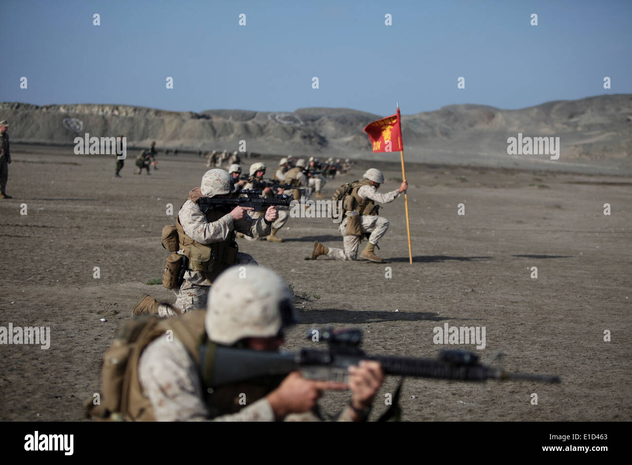 US-Marines mit speziellen Zweck Marine Air-Ground Task Force 24 Verhalten ein Strand Angriff mit peruanischen Marines nach dem Aussteigen Stockfoto