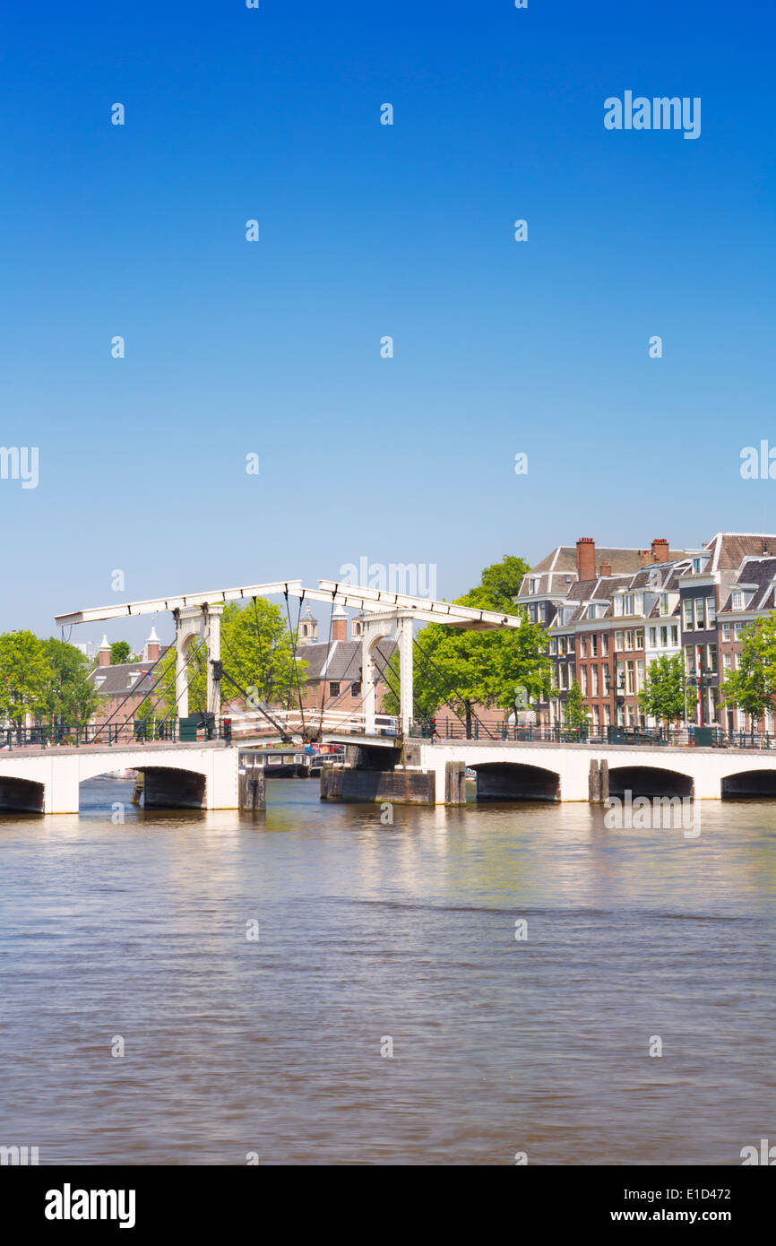 Die Magere Brug ("Magere Brücke") in Amsterdam über den Fluss Amstel an einem schönen sonnigen Tag Stockfoto