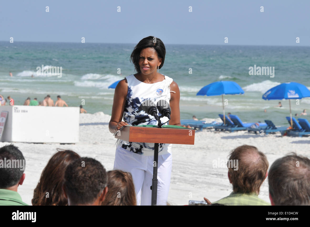 First Lady Michelle Obama richtet sich an Gemeinschaftsmitglieder bei einem Besuch in Panama City Beach, Florida, 12. Juli 2010. Obama besucht t Stockfoto