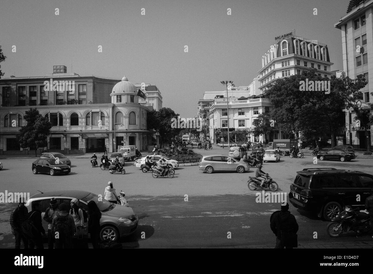 Straßenszene in Hanoi, Vietnam, Autos, Motorräder und Fahrräder, die von der Vorderseite des Hanoi Opera House angesehen. Stockfoto