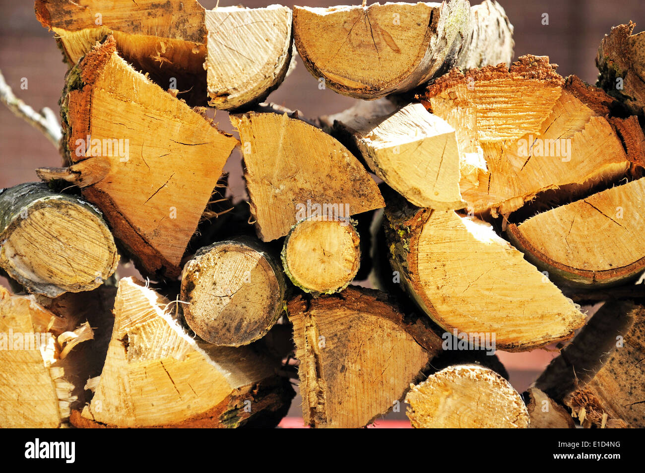 Protokolle gehackt als Brennholz auf dem Dach ein Narrowboat verwendet werden. Stockfoto