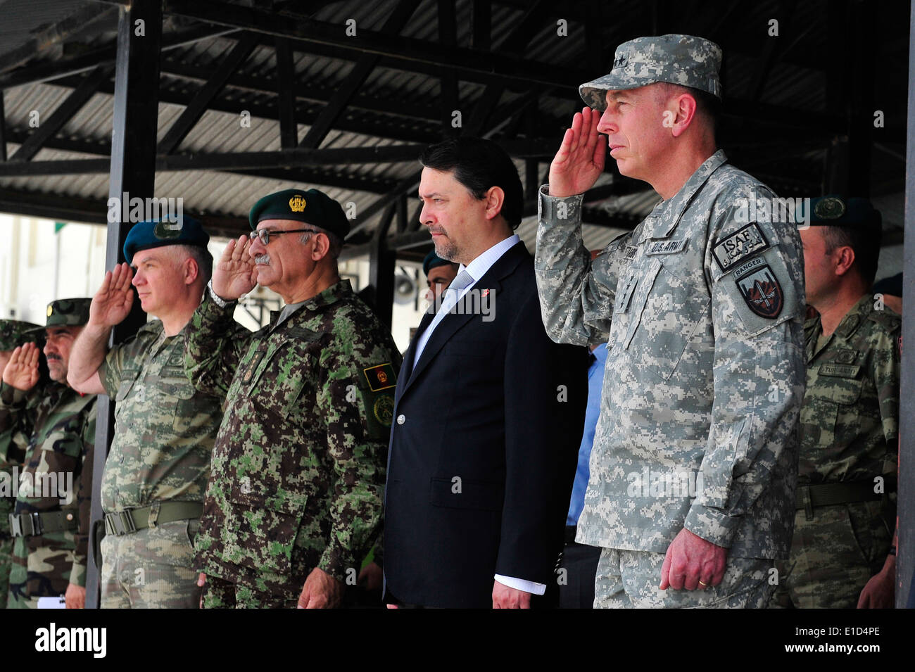Von rechts, Kommandeur der International Security Assistance Force US Armee General David H. Petraeus, türkischer Botschafter in Af Stockfoto
