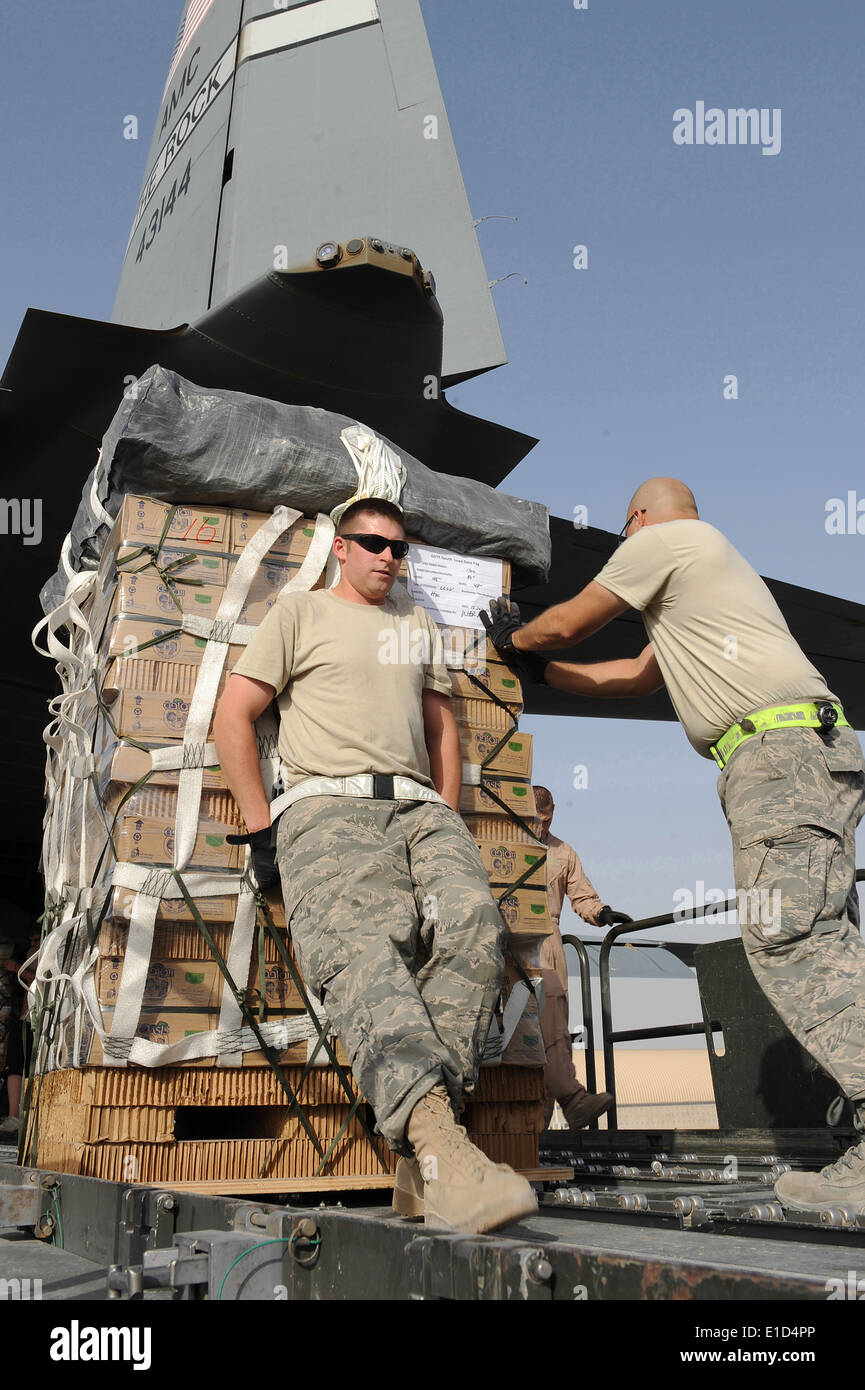 U.S. Air Force Personal Sgts. Ryan Grubaugh und Josue Balbas ziehen ein Bündel von low-cost aerial Delivery System (LCADS) in der Ladung Stockfoto