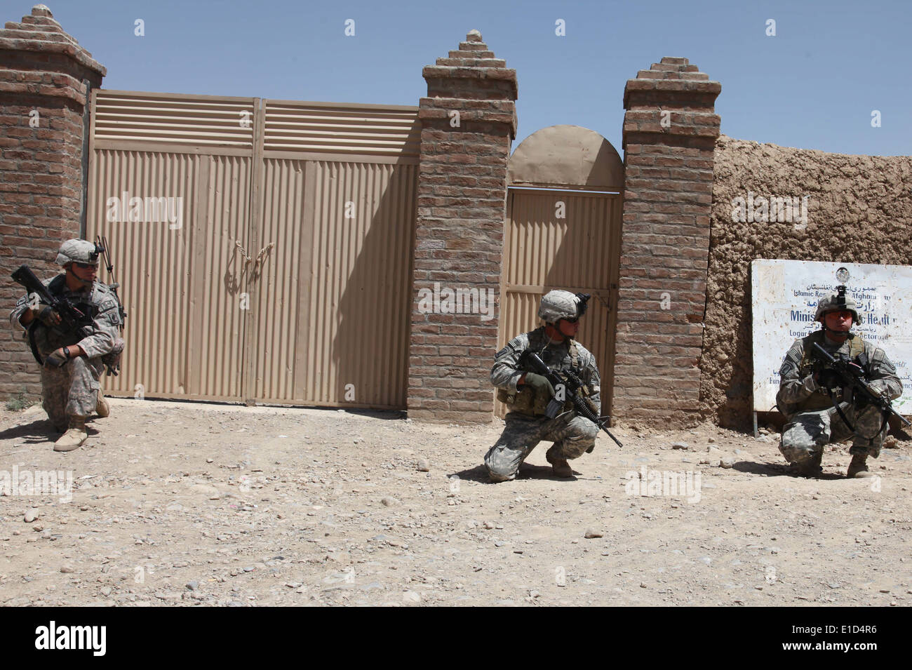 Von links: US Army Pvt. Nicholas Lucas, Sgt. James Triplett, Pvt. Richard Franco bieten Sicherheit während einer Mission in die Stockfoto