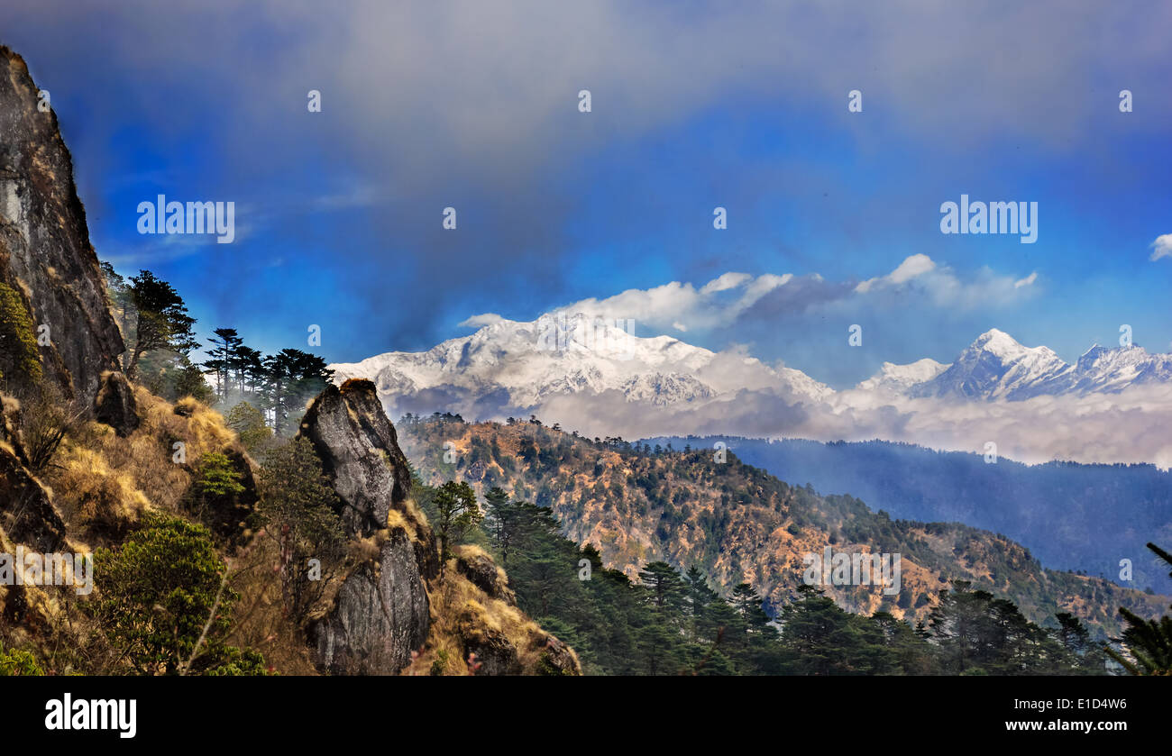 Blick auf die schneebedeckten Gipfel Kanchenjunga vom Trekking-Pfad durch die Berge des Himalaya zu Sandakphu Stockfoto