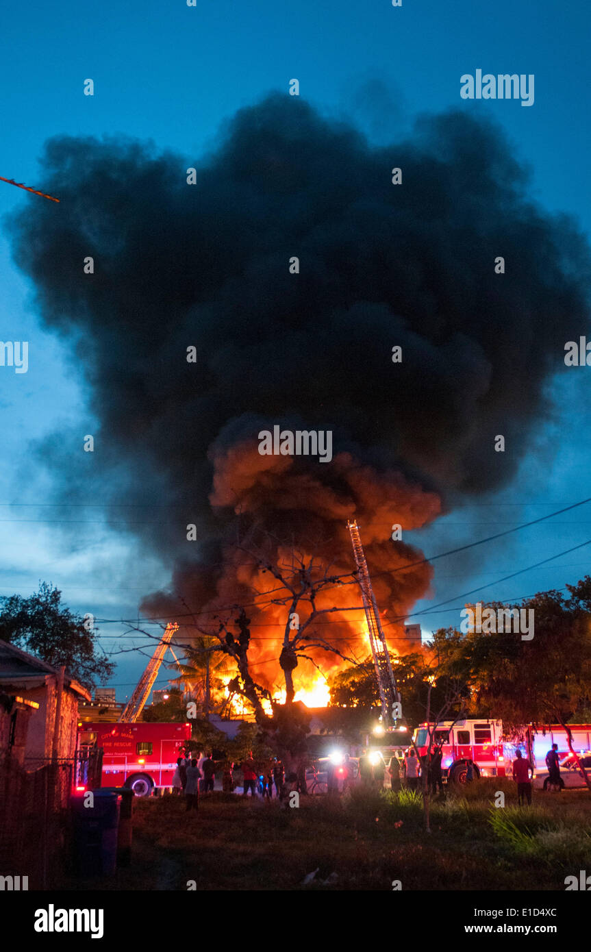 30. Mai 2014 - Miami, Florida, Vereinigte Staaten  -Feuerwehrleute kämpfen ein Feuer zu Hause auf auf NW 14 Terrasse. (Kredit-Bild: © Maria Izaurralde/ZUMA Press) Stockfoto
