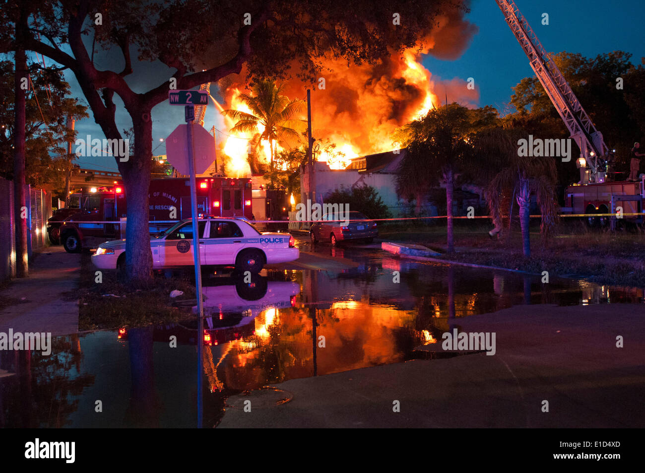 30. Mai 2014 - Miami, Florida, Vereinigte Staaten  -Feuerwehrleute kämpfen ein Feuer zu Hause auf auf NW 14 Terrasse. (Kredit-Bild: © Maria Izaurralde/ZUMA Press) Stockfoto