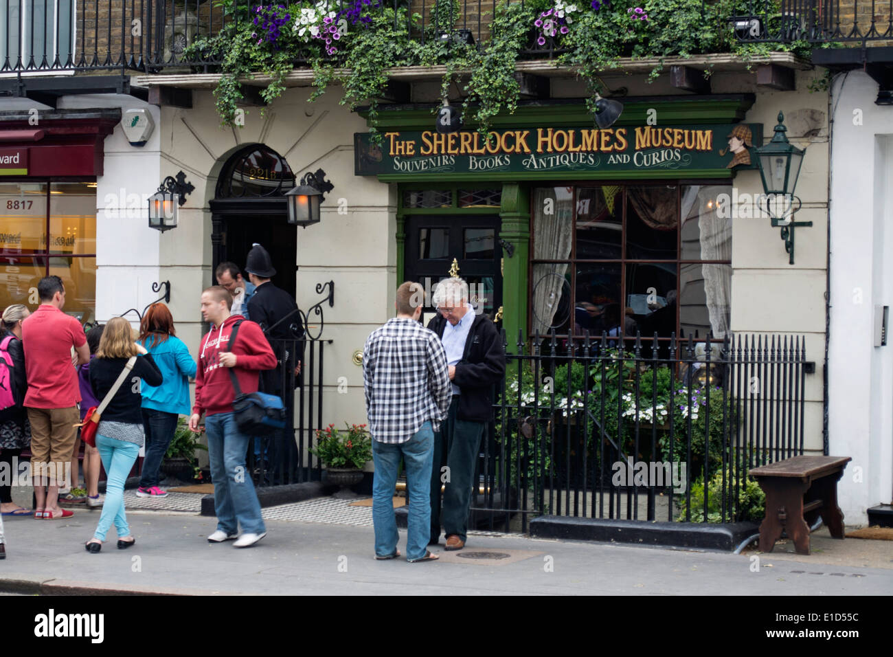 Touristen versammeln sich vor dem Sherlock Holmes Museum in 221 b Baker Street in London Stockfoto