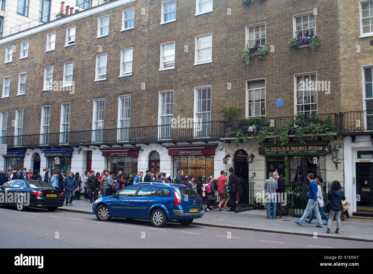 Touristen warten außerhalb der Sherlock-Holmes-Museum in der 221 b Baker Street in London, England, UK Stockfoto