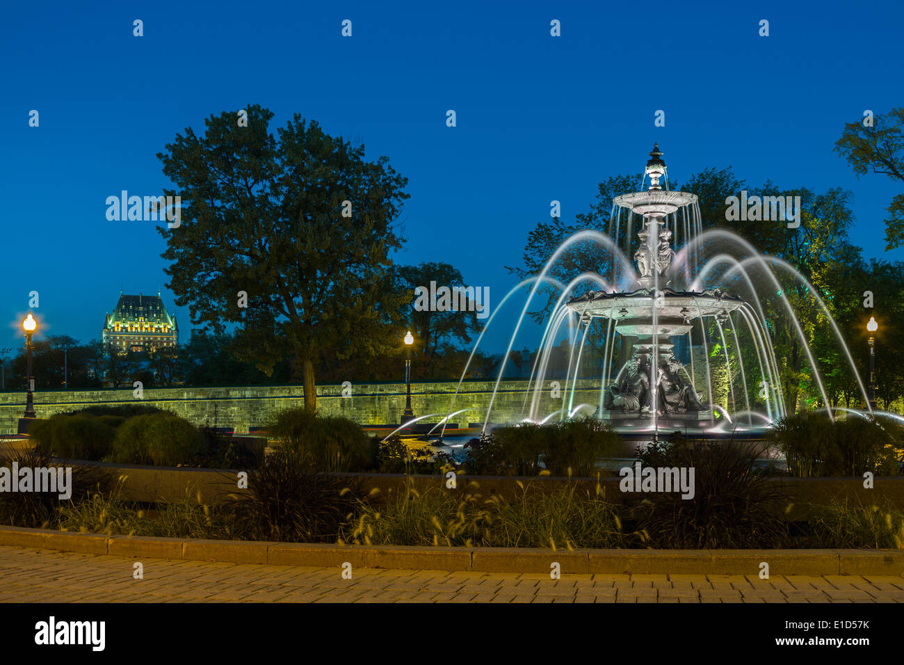 Die dekorativen Brunnen in der Nationalversammlung von Quebec Gebäude beleuchtet in der Abenddämmerung in Quebec Stadt, Quebec, Kanada. Stockfoto