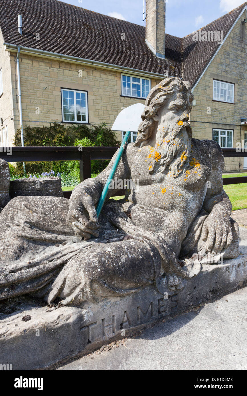 Die Statue des alten Vater Themse neben Johanniskraut Schleuse in Lechlade, Gloucestershire UK Stockfoto