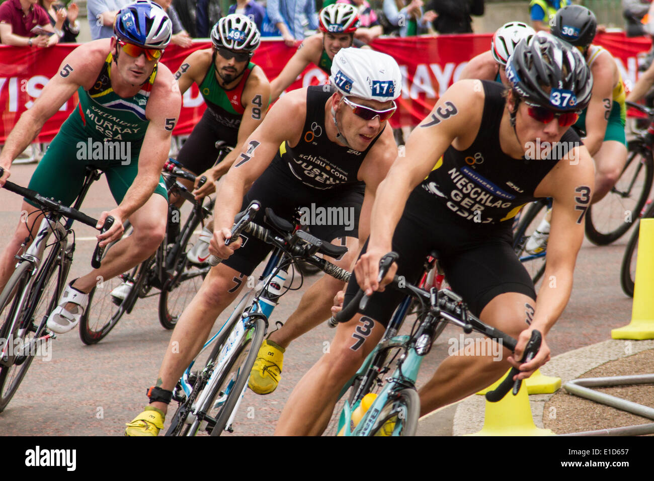 Die Wettbewerber auf dem Radfahren Bein der ITU World Triathlon Series, London UK. Stockfoto