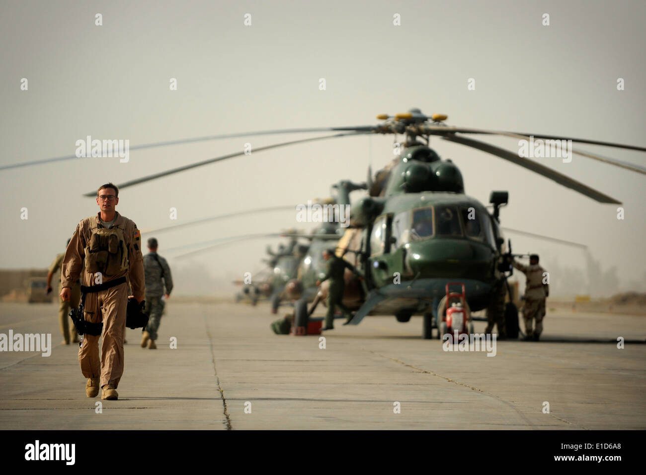 US Air Force Captain Bryan Tuinman, eine Mi-171-Hubschrauber-Pilot mit der 721st Air Expeditionary Advisory Squadron, geht auf eine Stockfoto