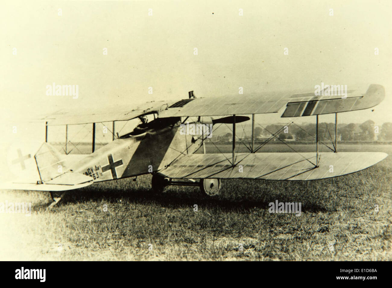 Das Halberstadt C.. V war ein deutsches Aufklärungs- und Leichtbomberflugzeug, das während des Ersten Weltkriegs eingesetzt wurde. Es war bekannt für seine Geschwindigkeit und Manövrierfähigkeit, was es für Aufklärungsmissionen effektiv machte. Das C.. Die V-Serie war ein wichtiger Bestandteil der deutschen Luftkriegsführung während des Konflikts. Stockfoto