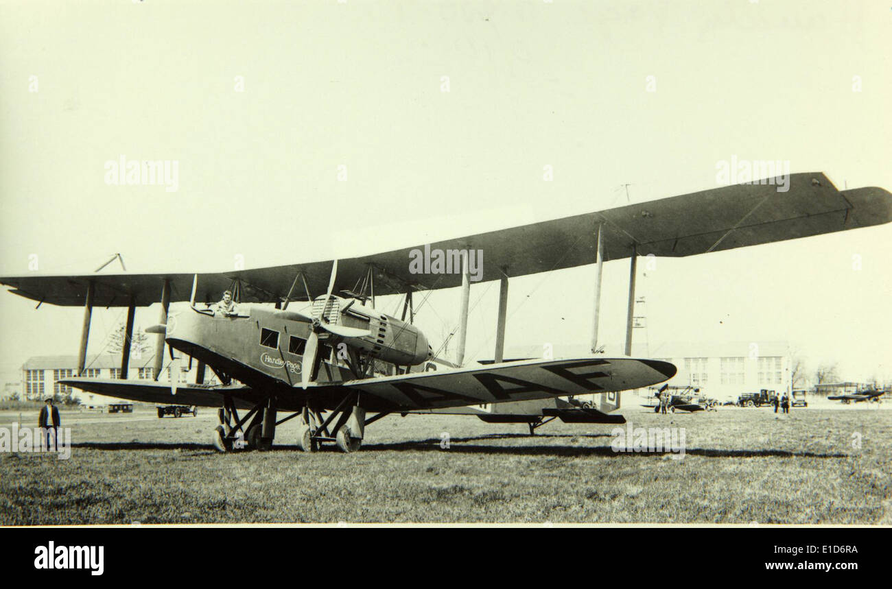 Dieses Bild zeigt das Handley-Page 0-400-Flugzeug mit der Zulassung F5414, das später in O/7 G-EAAF umgewandelt wurde, einen britischen schweren Bomber, der während des Ersten Weltkriegs eingesetzt wurde und zu den strategischen Bombenangriffen des Krieges beitrug. Stockfoto