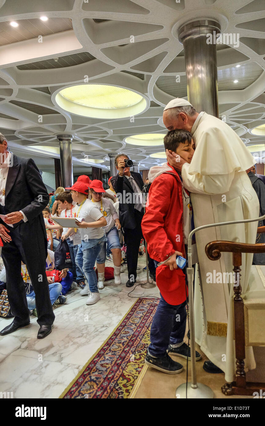 Vatikan-Stadt. 31. Mai 2014. Papst Francis treffen sich die Kinder von Neapel von den "Zug der Kinder" - Rom, Vatikan, Halle Paul VI, 31 Mai 2014 Credit: wirklich Easy Star/Alamy Live News Stockfoto