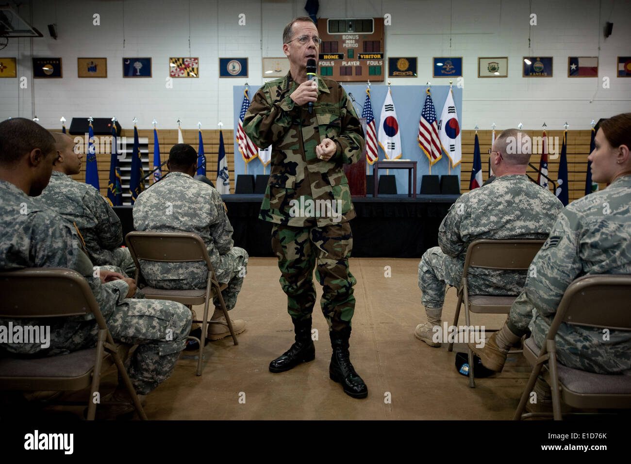 Vorsitzender der Joint Chiefs Of Staff Marine Admiral Mike Mullen befasst sich mit US-Militärangehörige während eines Anrufs All-Hände am Collier Stockfoto