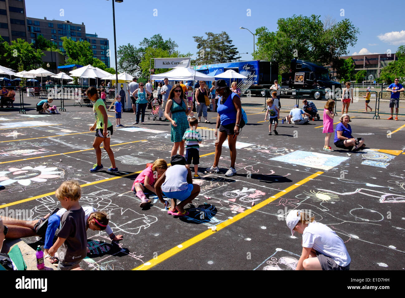 Denver, Colorado USA – 31. Mai 2014. Kinder skizzieren Wandmalereien am 2014 Denver Kreide Art Festival. Bildnachweis: Ed EndicottAlamy Live-Nachrichten Stockfoto