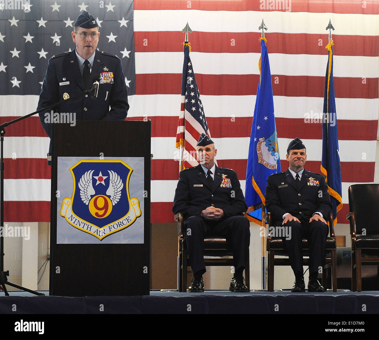 US Air Force Colonel Donald Kirkland spricht bei seiner Übernahme des Kommandos für die 633rd Air Base Wing in Langley Air Force Ba Stockfoto