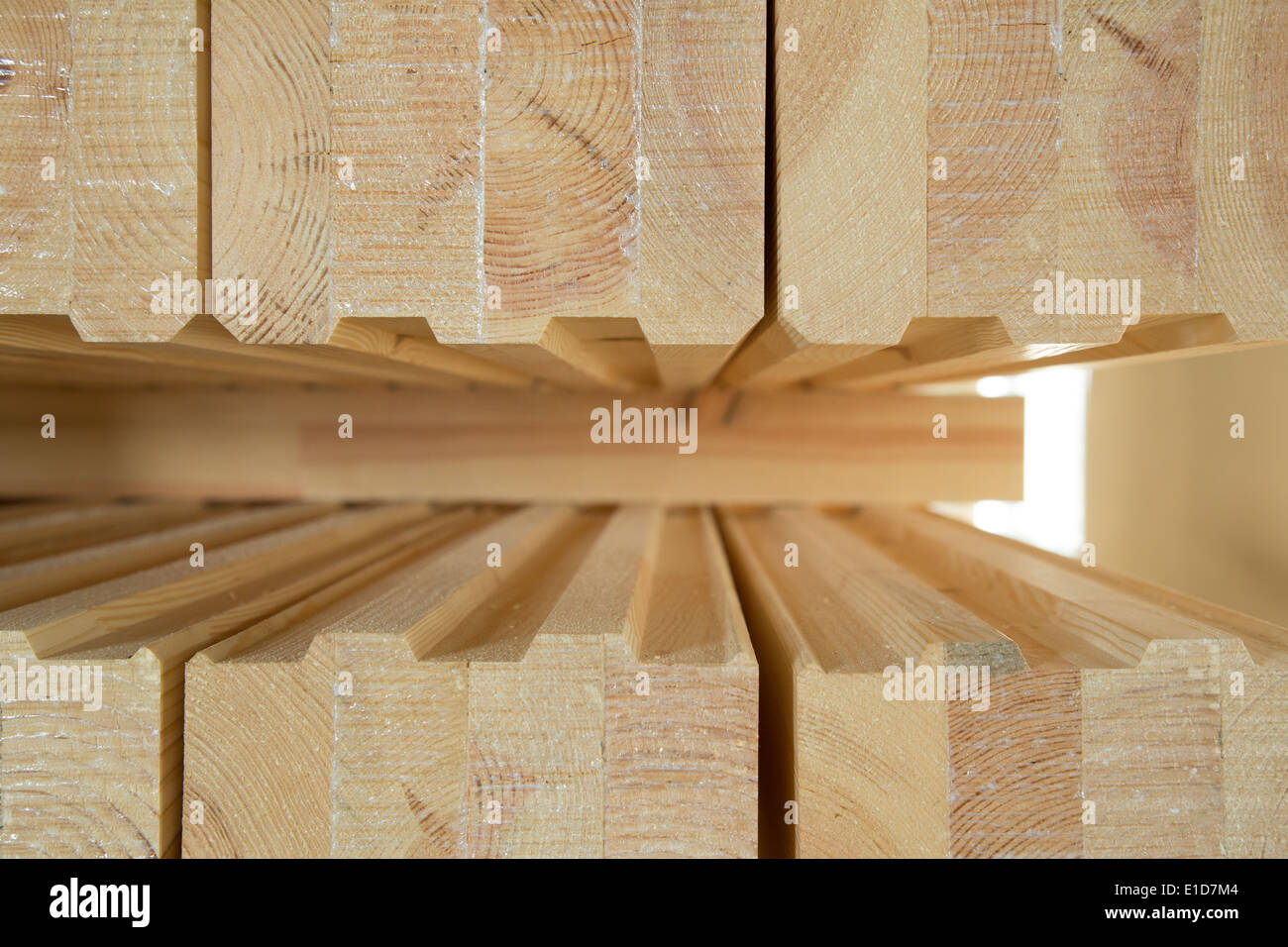Verleimte Kiefer Holzbalken in einer Produktion-Manufaktur Stockfoto