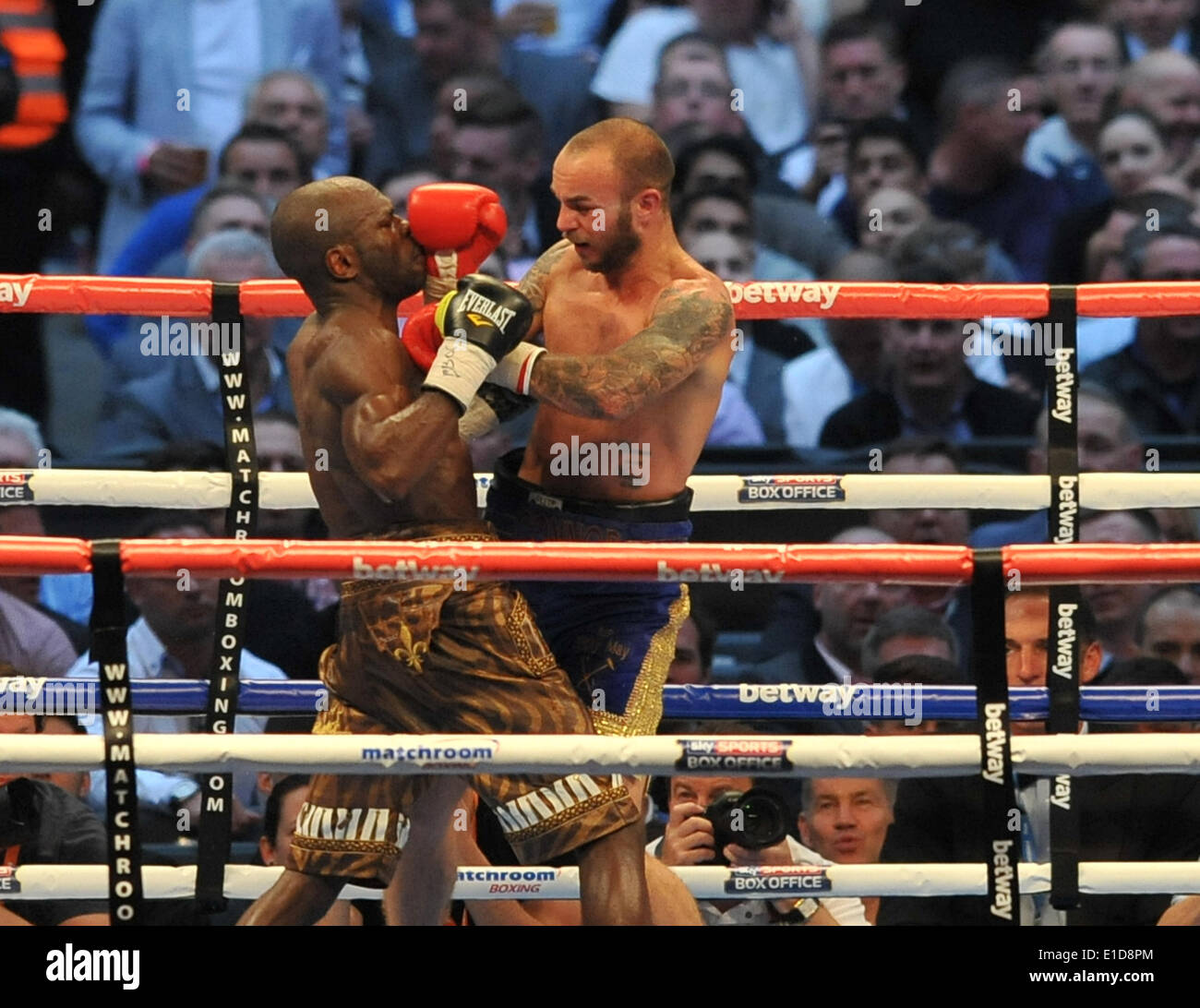 London, UK. 31. Mai 2014. während ihres Kampfes bei Wembley Stadium.IBF Lightweight Championship Final Eliminator Kevin Mitchell versus Ghislain Maduma. Mitchell gestoppt Maduma in der 11. Runde Credit: Action Plus Sport/Alamy Live News Stockfoto