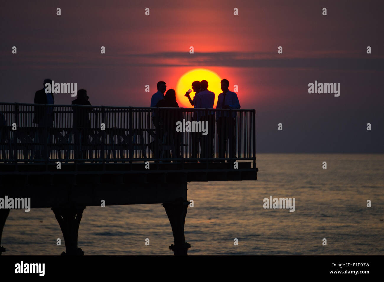 Aberystwyth Wales UK, Samstag, 31. Mai 2014 Gruppe Männer trinken und relaxen am Ende von Aberystwyths viktorianischen Pier Sonnenuntergang über Cardigan Bay auf der West Wales Küste Photo Credit: Keith Morris/Alamy Live-Nachrichten Stockfoto