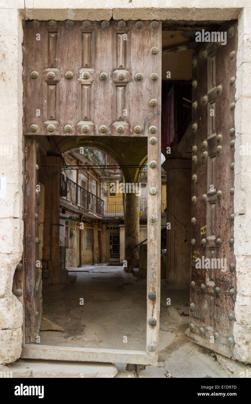 Blick durch alte Holztür in Innenhof der Residenz in Havanna, Kuba Stockfoto