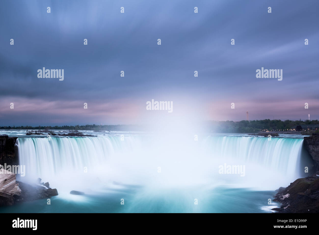 Horseshoe Falls in Niagara Falls betrachtet von der kanadischen Seite. Stockfoto