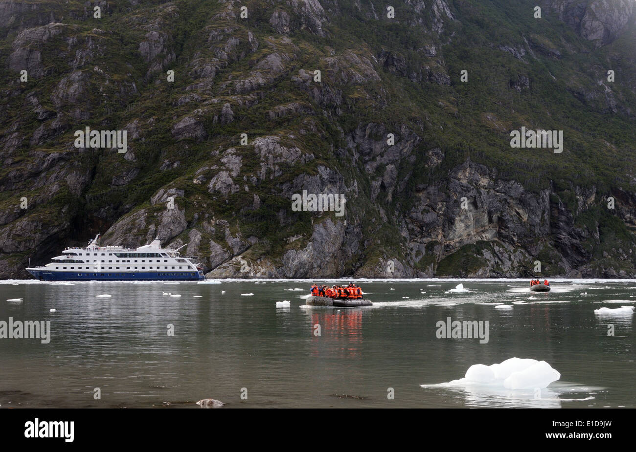 Touristen von einer Kreuzfahrt Schiff Land in starre Schlauchboote, RIBs in Garibaldi Fijord.  Garibaldi Fjord, der Magellanstraße Stockfoto