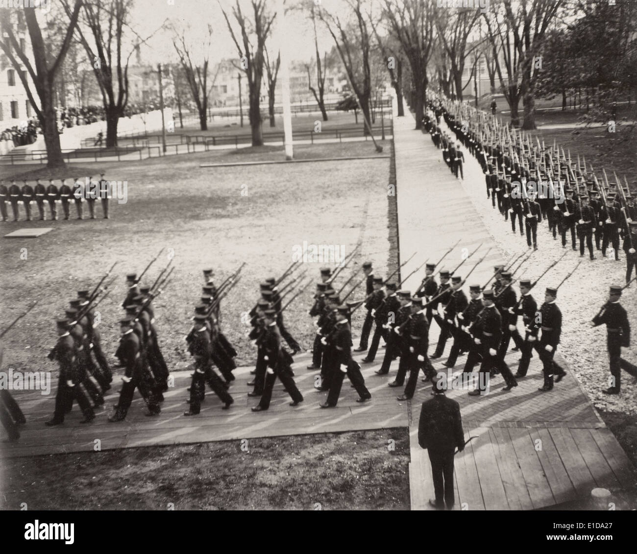 Begleitung von Midshipmen - französische Offiziere, die Begleitung von Präsident Theodore Roosevelt während Re Interment Zeremonien für John Paul Jones an der US Naval Academy in Annapolis, ca. 1906 Stockfoto