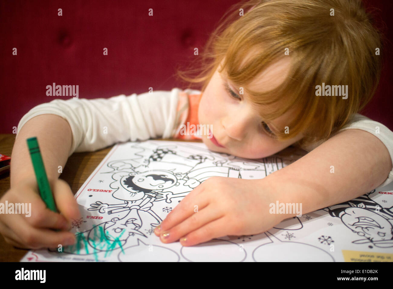 4 vier Jahre altes Mädchen zeichnen und malen mit Buntstiften Stockfoto