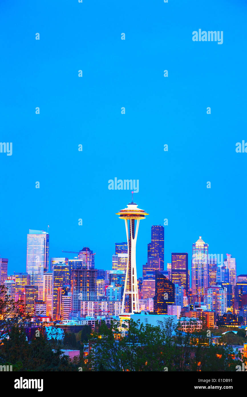Downtown Seattle Stadtbild mit Space Needle in der Nacht von Kerry Park aus gesehen Stockfoto