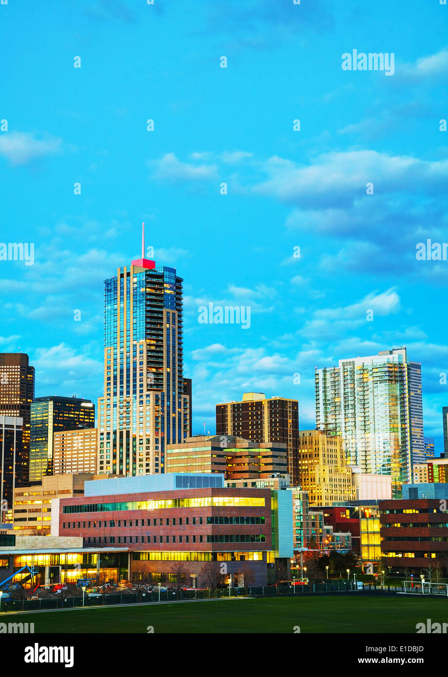 Die Innenstadt von Denver, Colorado bei Nacht Stockfoto