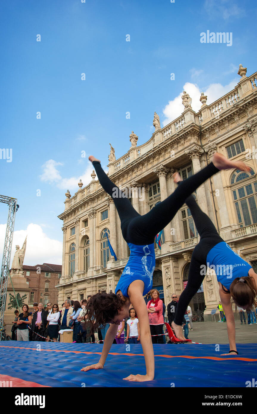 Turin, Italien. 31. Mai 2014. Die Veranstaltung "geht der Sport auf dem Platz in Turin". Turin wurde gewählt, als die Kulturhauptstadt Sport 2015 - Kunstturnen und springen durch Reifen in Piazza Castello Credit: wirklich Easy Star/Alamy Live News Stockfoto