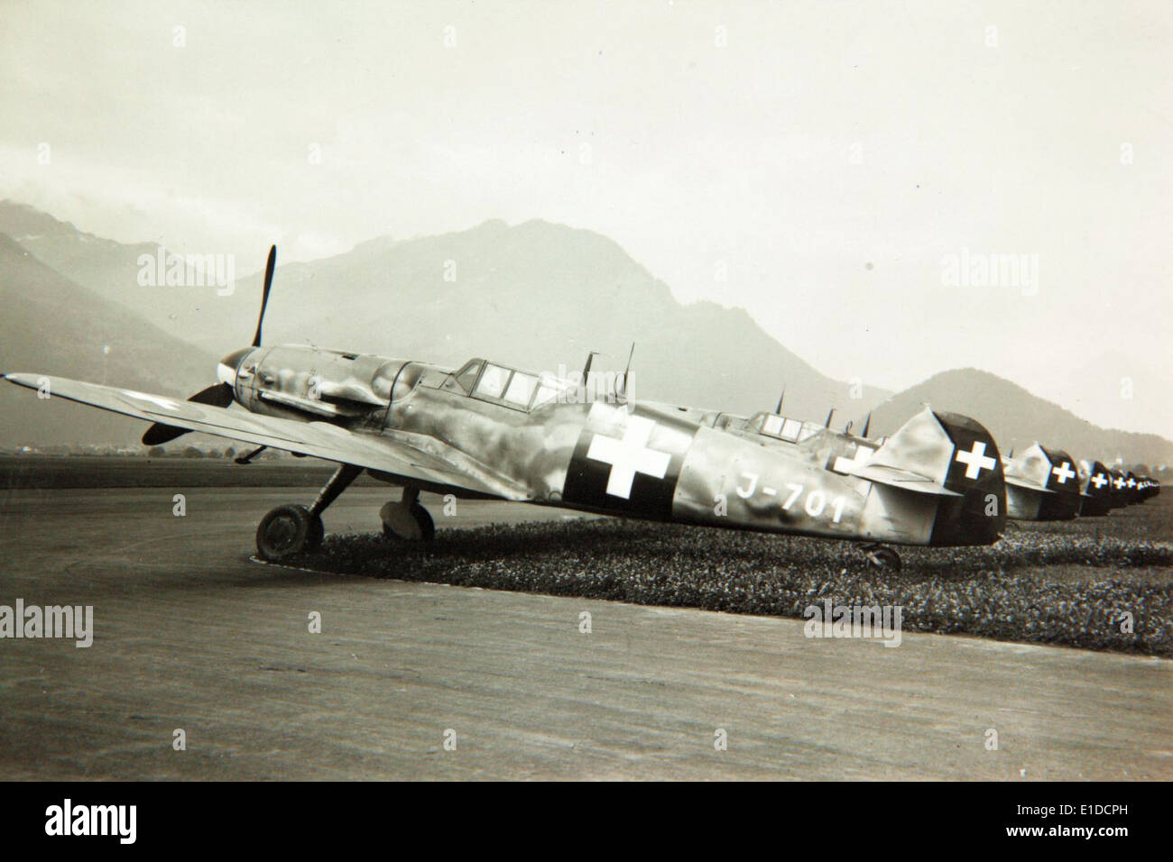 Die Messerschmitt Bf 109 war ein sehr erfolgreiches deutsches Kampfflugzeug während des Zweiten Weltkriegs. Dieses Bild zeigt die Bf 109 J-701 der Schweizer Luftwaffe und demonstriert ihren erweiterten Einsatz nach dem Zweiten Weltkrieg als militärisches gut in neutralen Ländern. Stockfoto