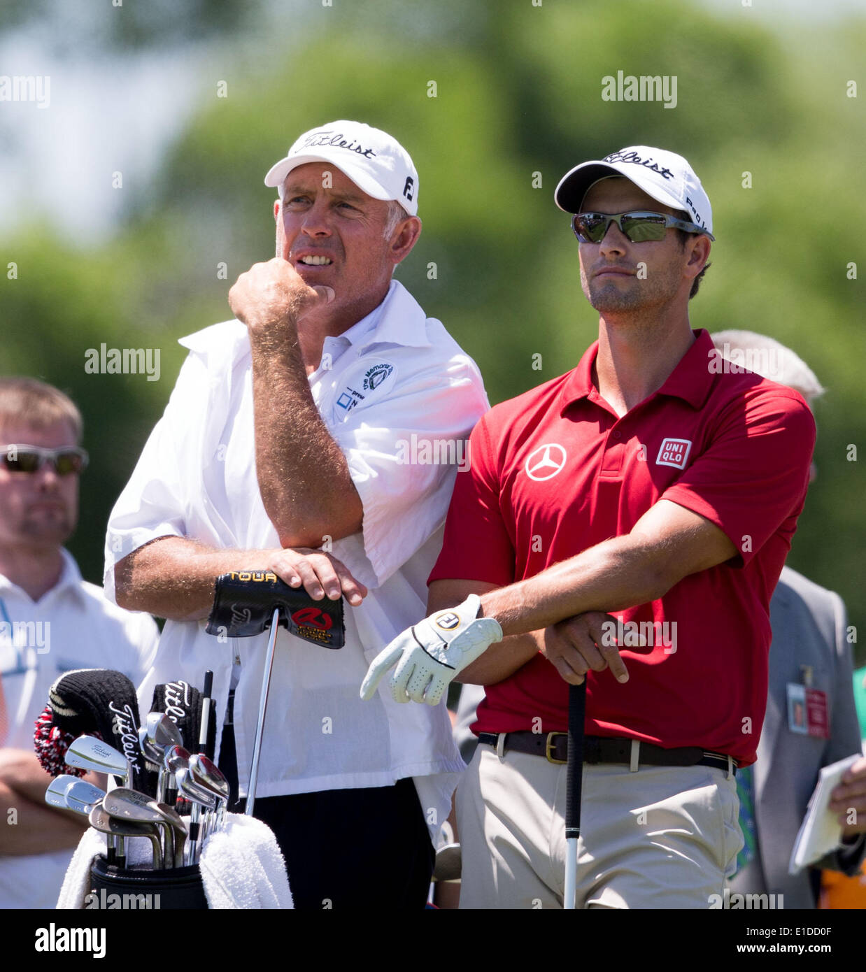 Columbus, USA. 31. Mai 2014. Adam Scott (R) von Australien blickt auf vor dem Abschlag während des Memorial-Turniers im Muirfield Village Golf Club in Dublin, den Vereinigten Staaten am 31. Mai 2014. Bildnachweis: Shen Ting/Xinhua/Alamy Live-Nachrichten Stockfoto
