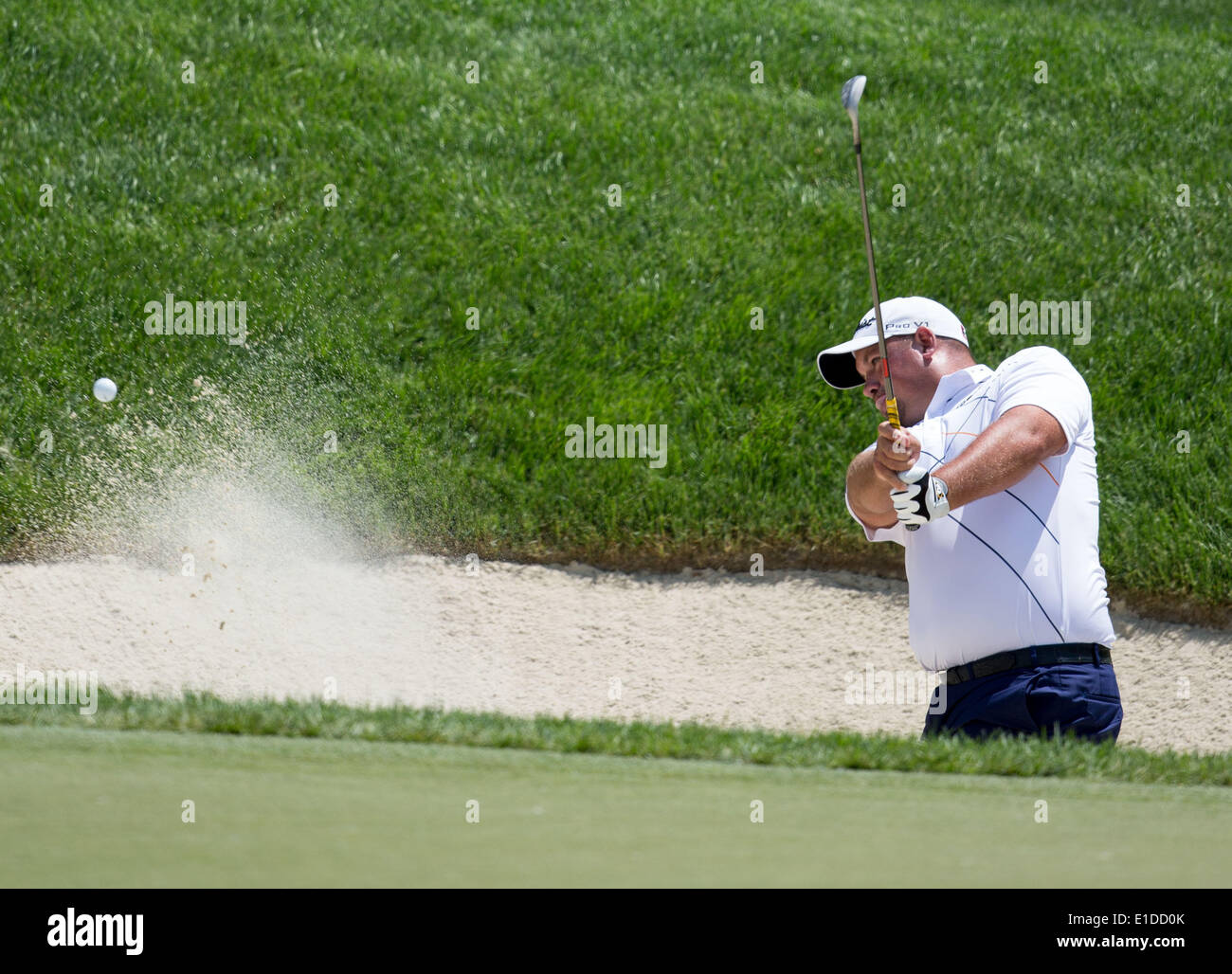 Columbus, USA. 31. Mai 2014. Brendon de Jonge von Simbabwe-Chips des Sandes während des Memorial-Turniers im Muirfield Village Golf Club in Dublin, den Vereinigten Staaten am 31. Mai 2014. Bildnachweis: Shen Ting/Xinhua/Alamy Live-Nachrichten Stockfoto