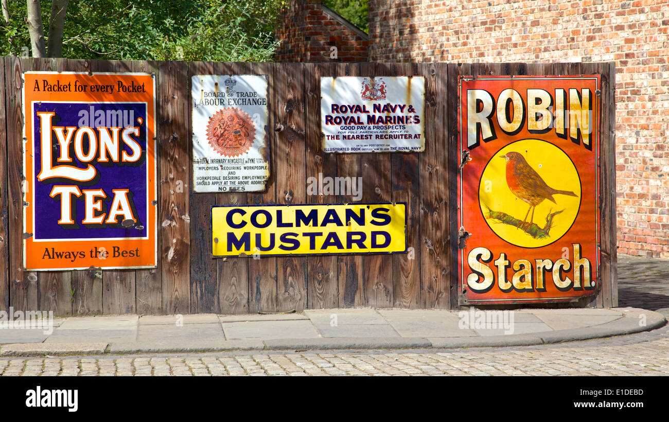 Antiker Werbeschilder im Beamish Museum, eine weltberühmte Freilichtmuseum in Nordost-England. Stockfoto