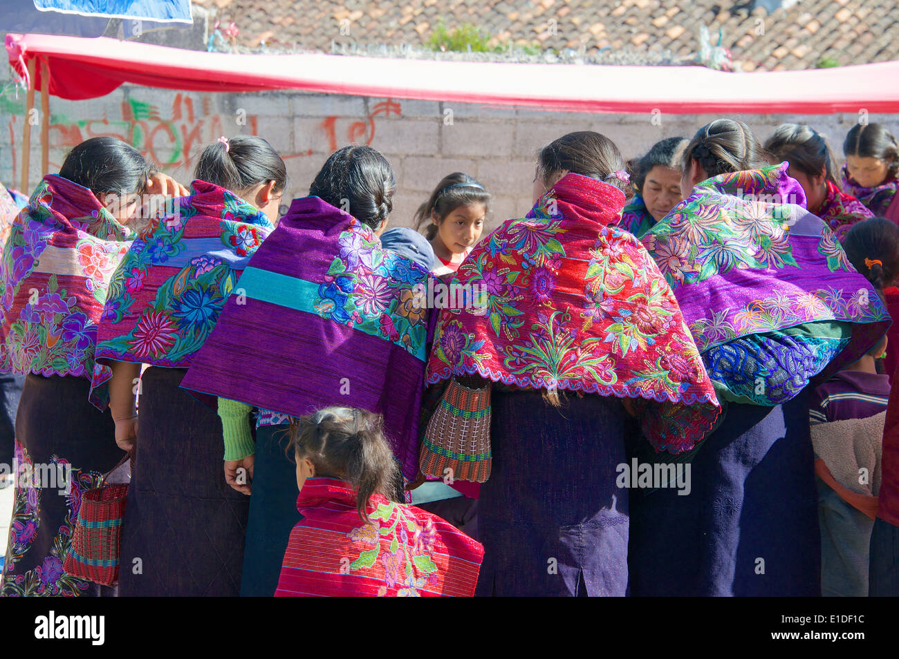 Gruppe von Tzotzil Inderinnen Sonntagsmarkt San Lorenzo Zinacantan Dorf Chiapas-Mexiko Stockfoto