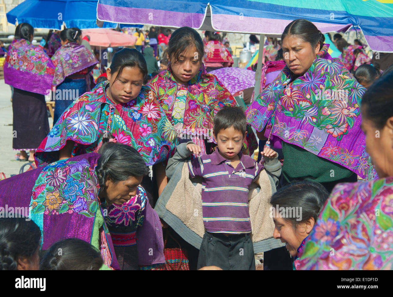 Gruppe von Tzotzil-Indianer Sonntagsmarkt San Lorenzo Zinacantan Dorf Chiapas-Mexiko Stockfoto