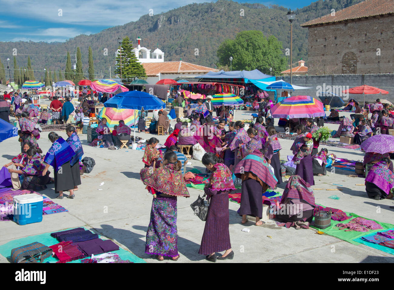Sonntagsmarkt mit Tzotzil indischen Menschen San Lorenzo Zinacantan Dorf Chiapas-Mexiko Stockfoto