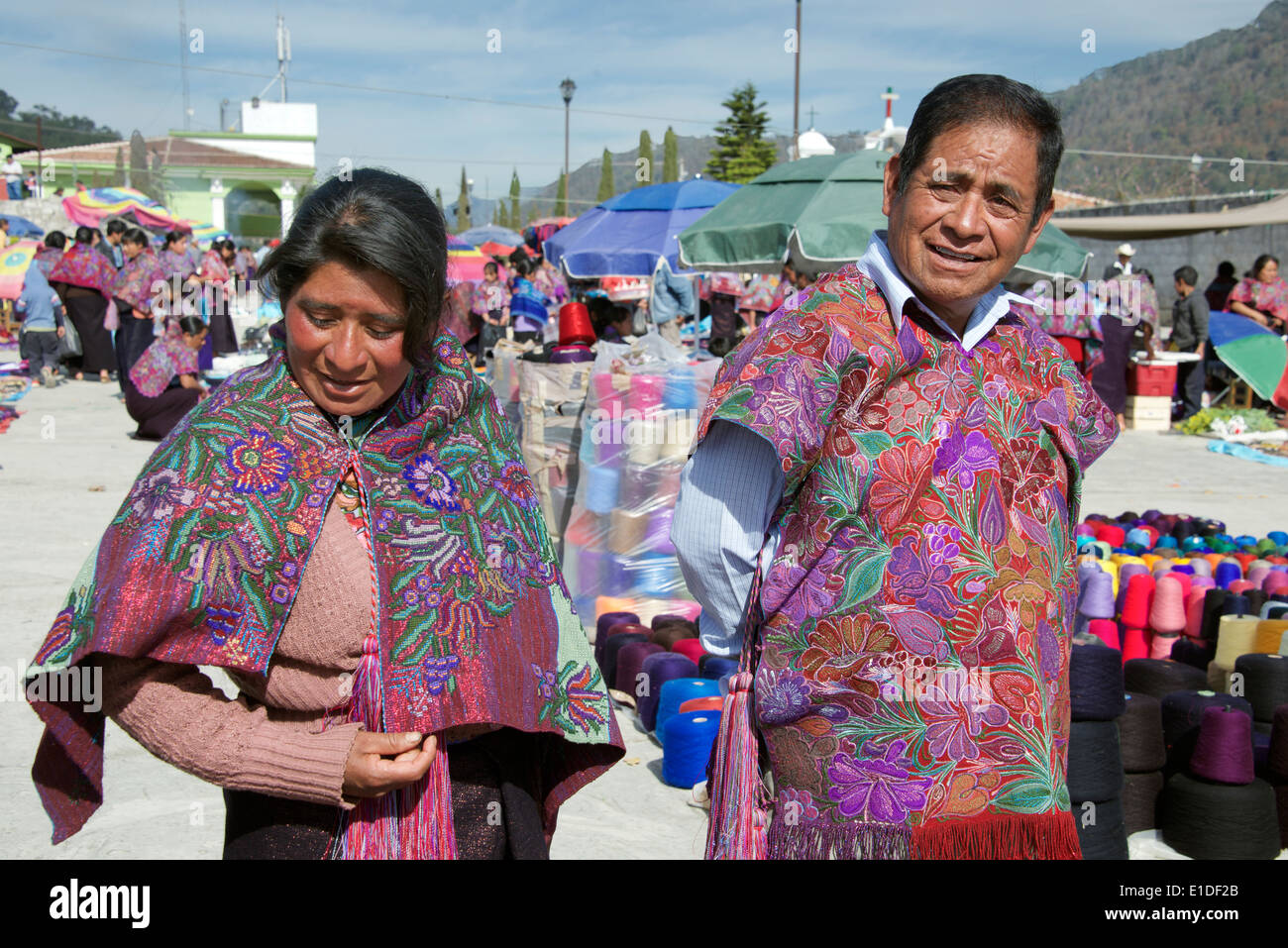 Tzotzil Ehemann und Ehefrau Sonntagsmarkt San Lorenzo Zinacantan Dorf Chiapas-Mexiko Stockfoto