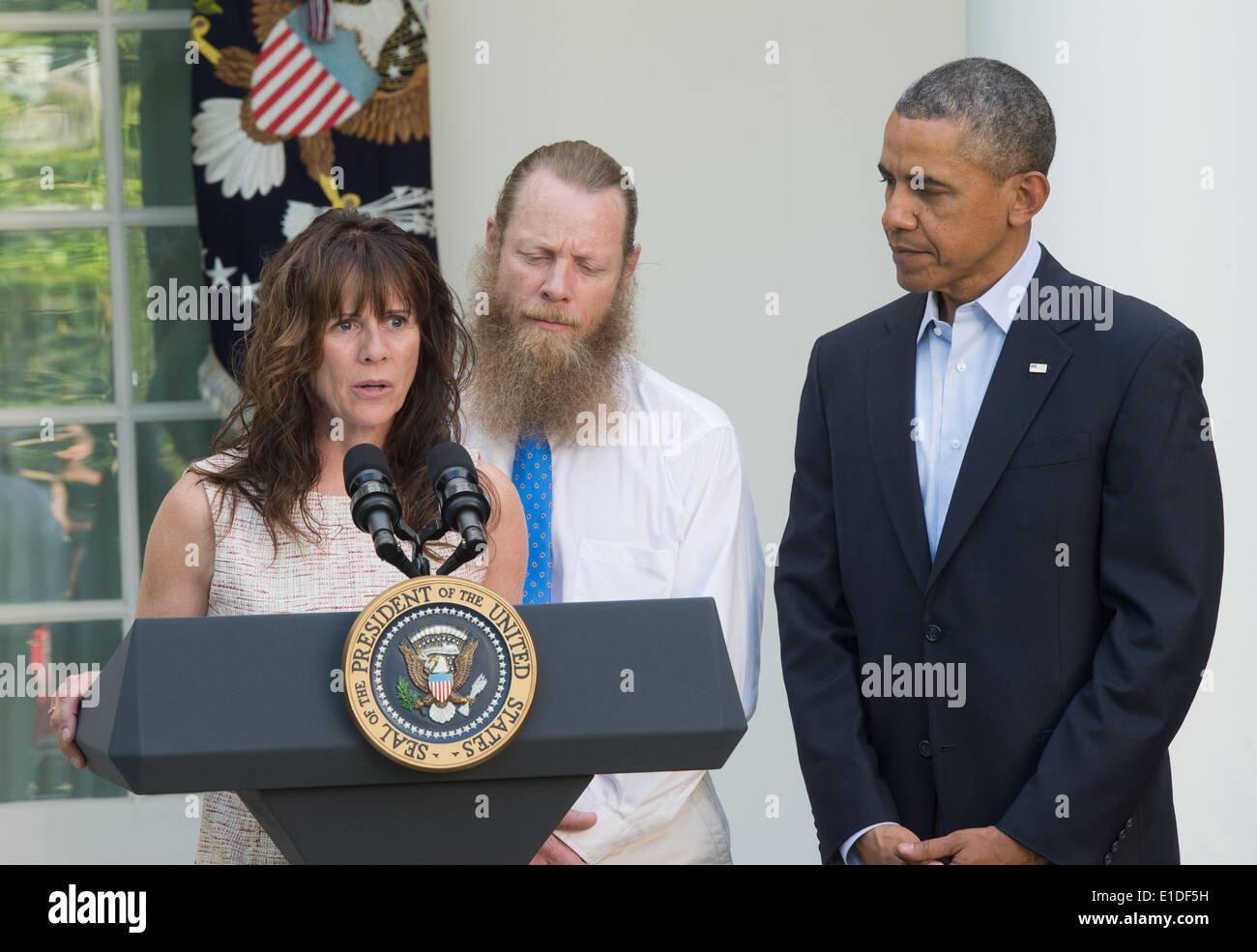 Washington DC, USA. 31. Mai 2014. Jani Bergdahl (links) spricht über die Freilassung ihres Sohnes Vereinigte Staaten Armee Sergeant Bowe Bergdahl als ihr Mann Bob Bergdahl (Mitte) und Präsident Obama (rechts) sehen Sie auf, nach einer Erklärung von Präsident Obama über die Freigabe ihres Sohnes Sgt. Bowe Bergdahl von den Taliban, Samstag, 31. Mai 2014, im Rose Garden im Weißen Haus in Washington, DC Credit : John Harrington/Pool über CNP/Alamy Live-Nachrichten Stockfoto